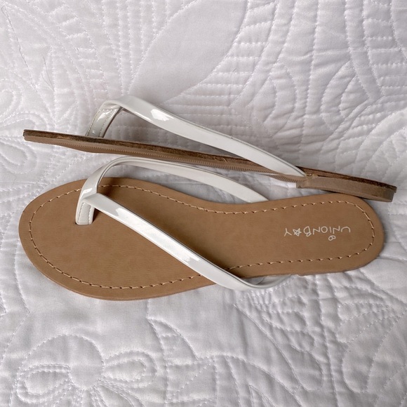 UNIONBAY Women’s Sz6 White Pleather Flip Flops - Picture 4 of 7
